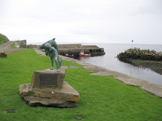 The statue of Kenn with Salmon